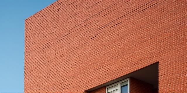 Façade de bâtiment moderne en briquettes de terre cuite